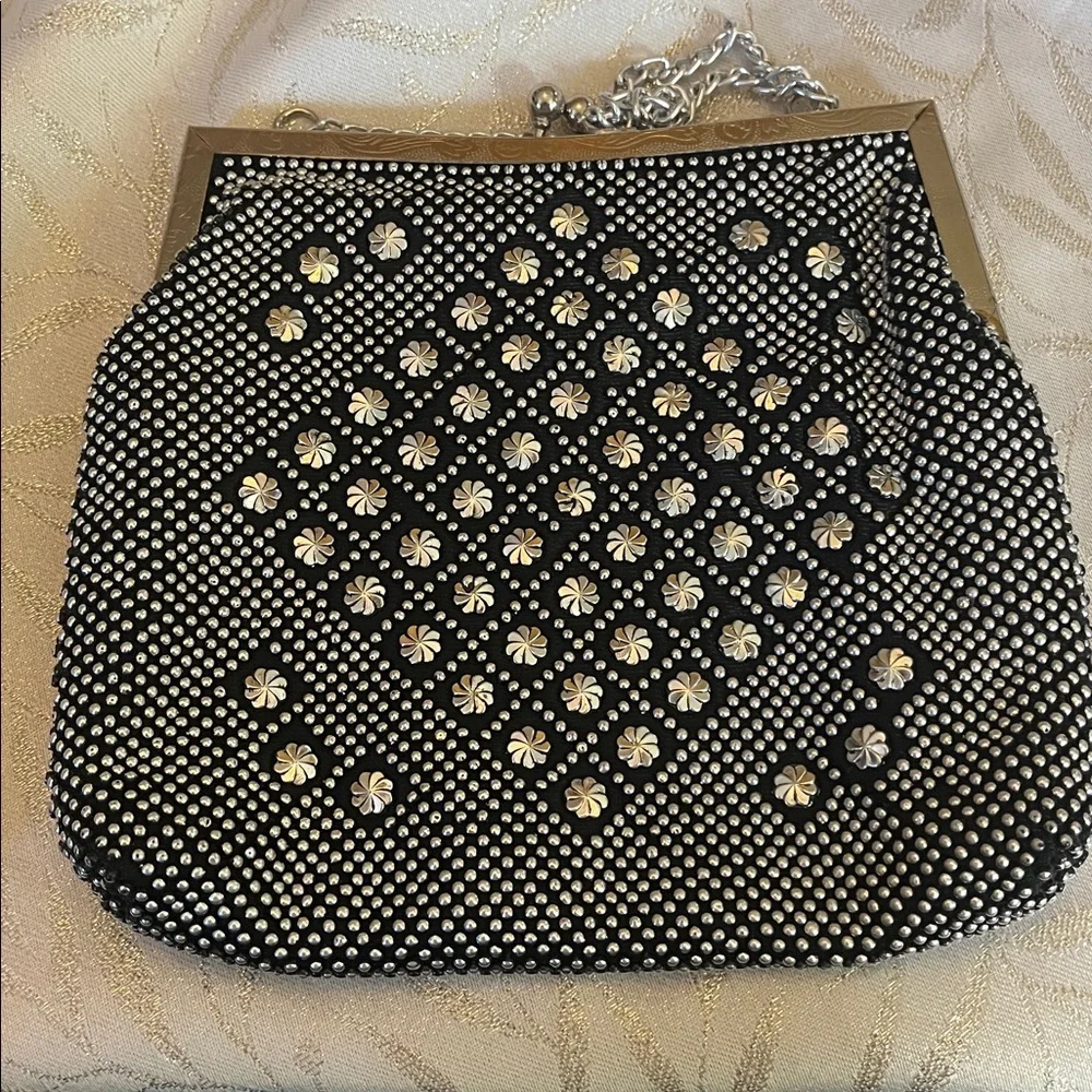 Vintage Black & Silver Beaded Clutch Purse w/Chain strap & Kiss lock clasp 7”x6”